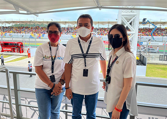 Wakil Menteri Pariwisata dan Ekonomi Kreatif Angela Tanoesoedibjo menonton balapan MotoGP Indonesia di Sirkuit Mandalika, Lombok.