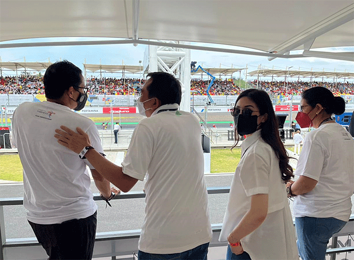 Wakil Menteri Pariwisata dan Ekonomi Kreatif Angela Tanoesoedibjo menonton balapan MotoGP Indonesia di Sirkuit Mandalika, Lombok.