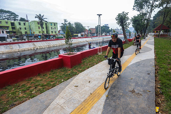 Warga bersepeda menikmati kota Palembang, Minggu (20/3/2022).