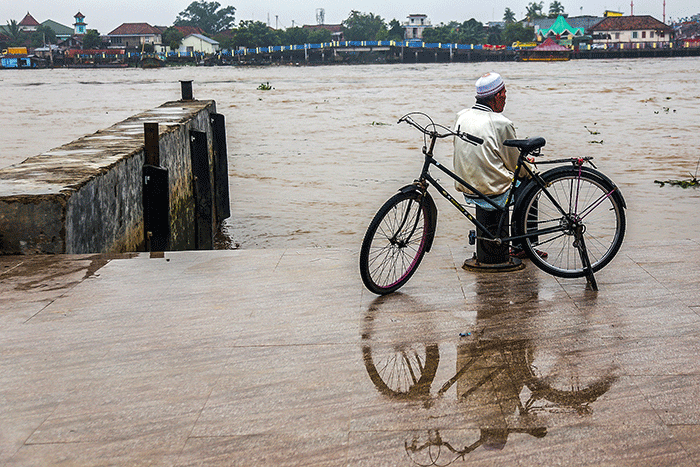 Warga bersepeda menikmati kota Palembang, Minggu (20/3/2022).