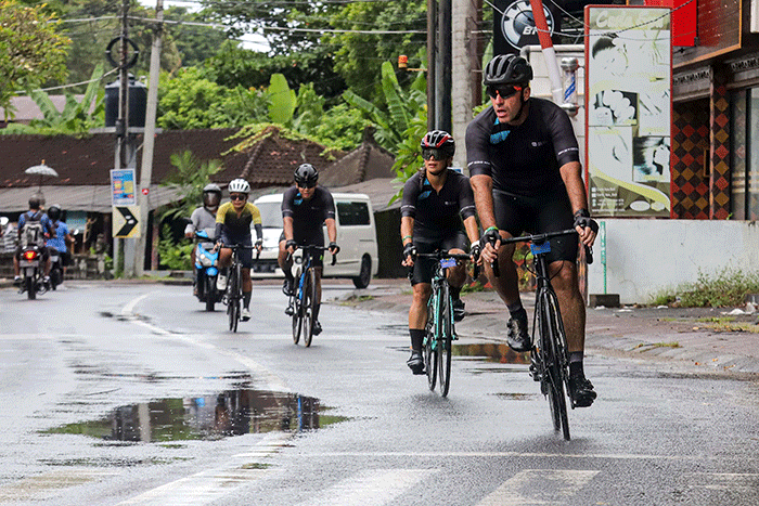 Peserta Bike To Care 2022 #BaliLoop 500 Km menunjukkan medali usai melintasi garis finish etape dua di Sol Benoa, Badung, Bali, Minggu (20/3/2022).