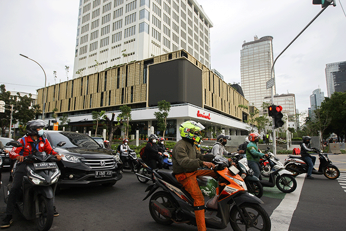Aktivitas pengunjung Mal Sarinah yang sudah dibuka setelah revitalisasi di Jalan M.H Thamrin, Jakarta Pusat, Senin (21/3/2022).