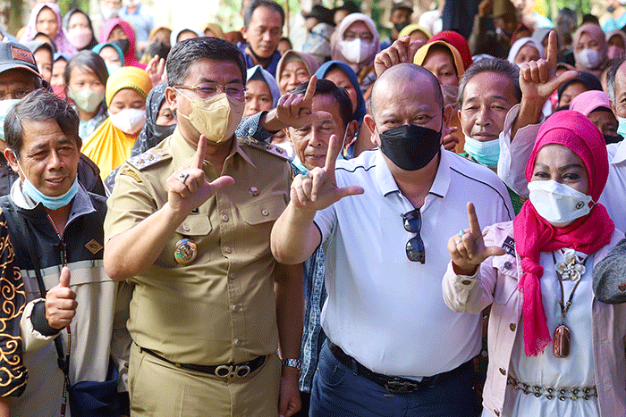 Ketua DPD RI LaNyalla Mattalitti meninjau lokasi pembangunan Tol Cisamdawu di Kecamatan Rancakalong, Sumedang, Senin (21/3/2022).