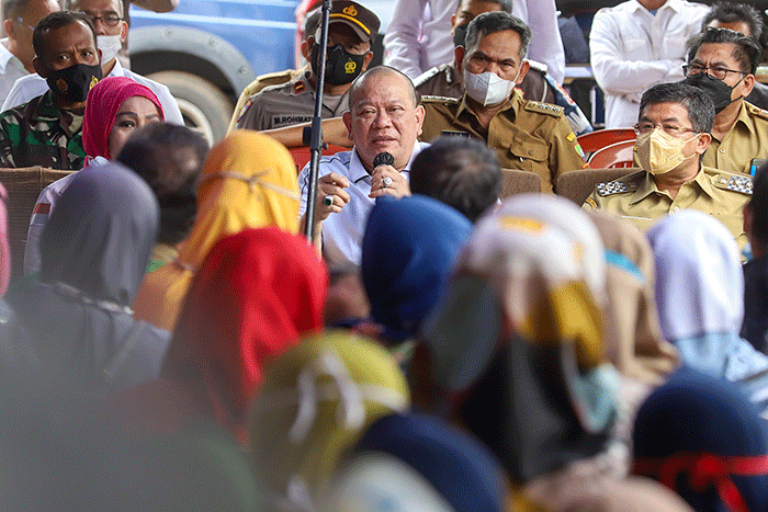 Ketua DPD RI LaNyalla Mattalitti meninjau lokasi pembangunan Tol Cisamdawu di Kecamatan Rancakalong, Sumedang, Senin (21/3/2022).