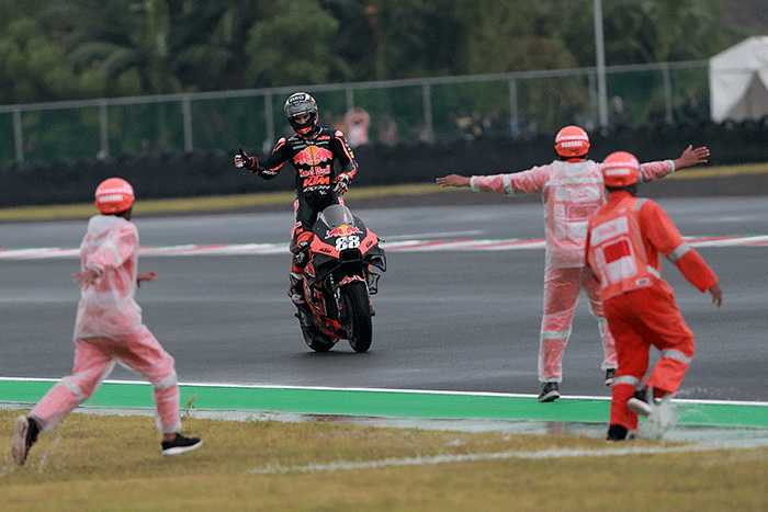 Pembalap Red Bull KTM Factory Racing Miguel Oliveira melakukan selebrasi usai balapan MotoGP seri Pertamina Grand Prix of Indonesia.