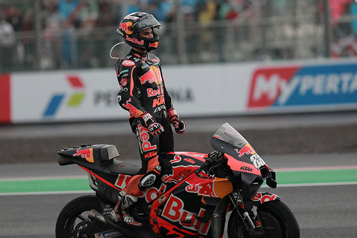 Pembalap Red Bull KTM Factory Racing Miguel Oliveira melakukan selebrasi usai balapan MotoGP seri Pertamina Grand Prix of Indonesia.