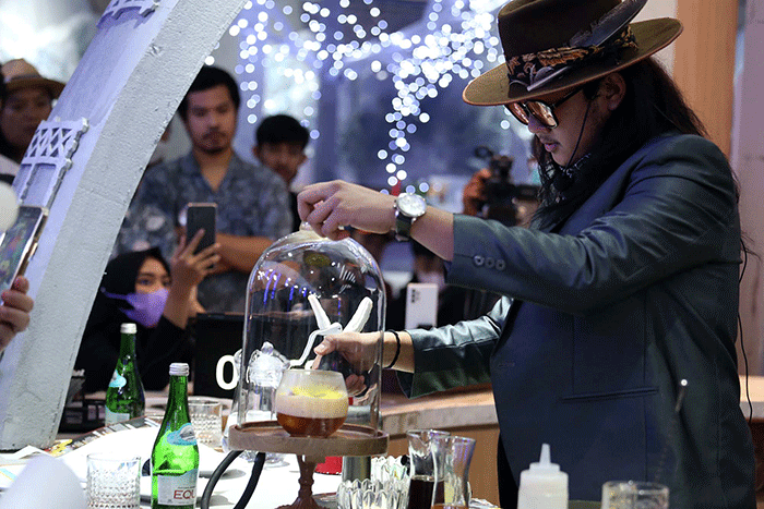 Barista meracik inovasi minuman berbahan dasar kopi atau coffee mocktail ketika mengikuti Coffee Mixology Competition di Kollabora Coffee and Eatery.