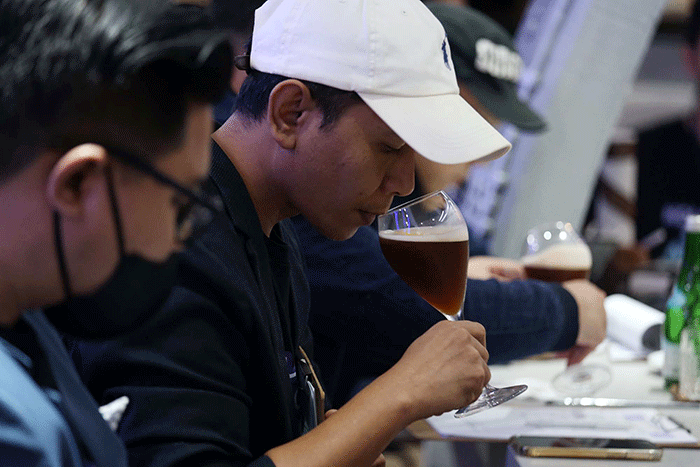 Barista meracik inovasi minuman berbahan dasar kopi atau coffee mocktail ketika mengikuti Coffee Mixology Competition di Kollabora Coffee and Eatery.