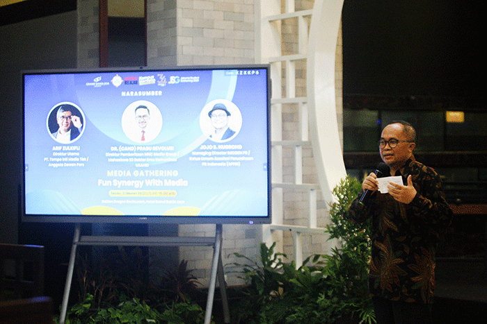 Direktur Pemberitaan MNC Media Group, Prabu Revolusi memberikan pemaparan materi dalam acara Fun Sinergy with Media di Hotel Grand Sahid Jaya, Jakarta.