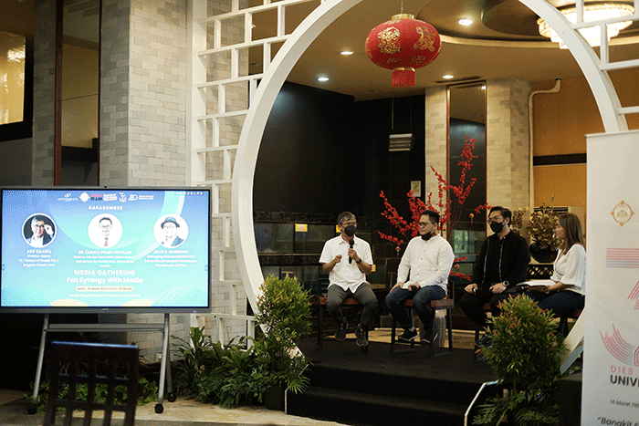 Direktur Pemberitaan MNC Media Group, Prabu Revolusi memberikan pemaparan materi dalam acara Fun Sinergy with Media di Hotel Grand Sahid Jaya, Jakarta.