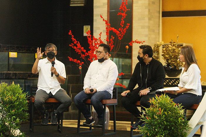 Direktur Pemberitaan MNC Media Group, Prabu Revolusi memberikan pemaparan materi dalam acara Fun Sinergy with Media di Hotel Grand Sahid Jaya, Jakarta.