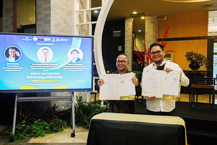 Direktur Pemberitaan MNC Media Group, Prabu Revolusi memberikan pemaparan materi dalam acara Fun Sinergy with Media di Hotel Grand Sahid Jaya, Jakarta.