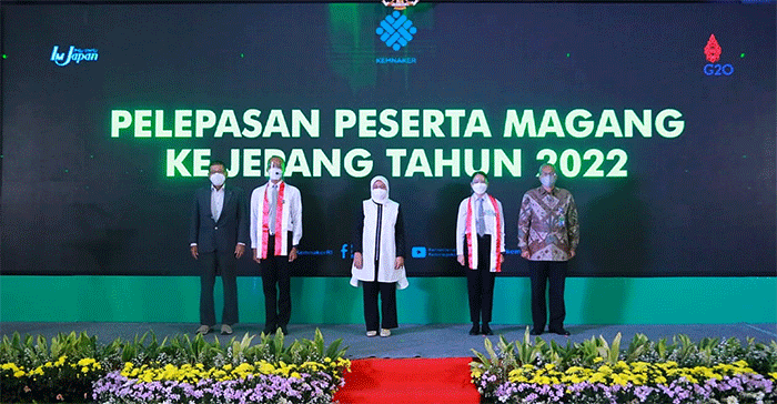 Menteri Ketenagakerjaan berfoto bersama peserta magang saat acara pelepasan 74 Peserta Magang ke Jepang.
