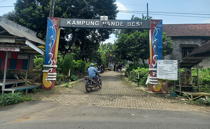 Aktivitas pande besi milik Juyono, warga Kampung Kaligetas RT 5 RW 4, Kelurahan Jatibarang, Kecamatan Mijen, Kota Semarang, Jawa Tengah, Senin (21/3/2022).