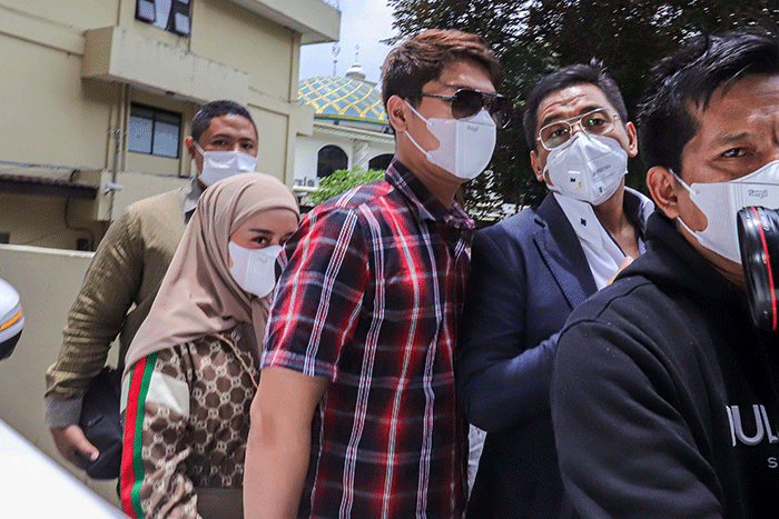 Pasangan selebriti Rizky Billar dan Lesti Kejora saat tiba di Gedung Bareskrim Polri, Jakarta Selatan, Selasa (22/3/2022).