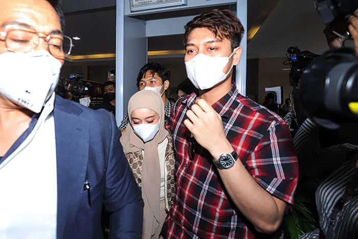 Pasangan selebriti Rizky Billar dan Lesti Kejora saat tiba di Gedung Bareskrim Polri, Jakarta Selatan, Selasa (22/3/2022).