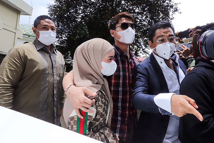 Pasangan selebriti Rizky Billar dan Lesti Kejora saat tiba di Gedung Bareskrim Polri, Jakarta Selatan, Selasa (22/3/2022).