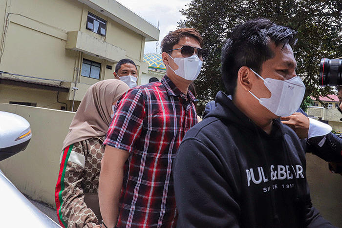 Pasangan selebriti Rizky Billar dan Lesti Kejora saat tiba di Gedung Bareskrim Polri, Jakarta Selatan, Selasa (22/3/2022).