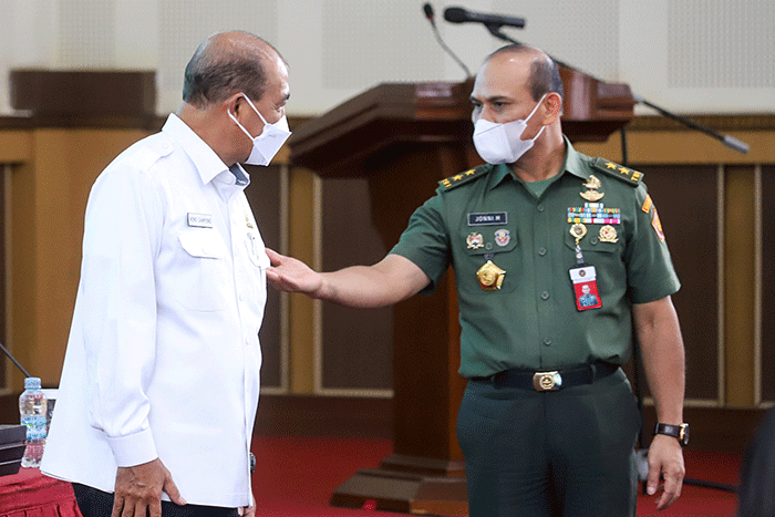 Wakil Ketua DPD RI Nono Sampono bersama Wakil Rektor I Bidang Akademik dan Kemahasiswaan Unhan RI Mayjen TNI Jonni Mahroza menghadiri Focus Group Discussion.