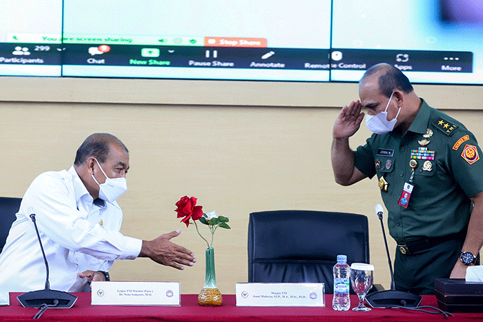 Wakil Ketua DPD RI Nono Sampono bersama Wakil Rektor I Bidang Akademik dan Kemahasiswaan Unhan RI Mayjen TNI Jonni Mahroza menghadiri Focus Group Discussion.