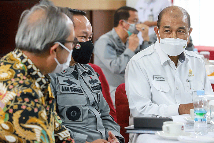 Wakil Ketua DPD RI Nono Sampono bersama Wakil Rektor I Bidang Akademik dan Kemahasiswaan Unhan RI Mayjen TNI Jonni Mahroza menghadiri Focus Group Discussion.