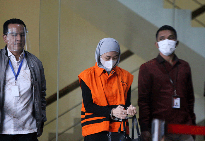 Tersangka Bendahara DPC Demokrat Balikpapan Nur Afifah Balqis usai menjalani pemeriksaan lanjutan di Gedung Merah Putih KPK.