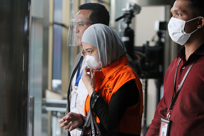 Tersangka Bendahara DPC Demokrat Balikpapan Nur Afifah Balqis usai menjalani pemeriksaan lanjutan di Gedung Merah Putih KPK.
