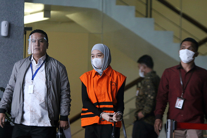 Tersangka Bendahara DPC Demokrat Balikpapan Nur Afifah Balqis usai menjalani pemeriksaan lanjutan di Gedung Merah Putih KPK.