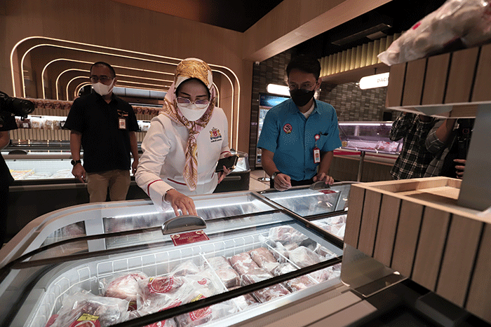 Ketua Kadin DKI Diana Dewi melihat daging saat pembukaan toko Daging Nusantara di Duri Kosambi, Jakarta Barat, Rabu (23/3/2022).