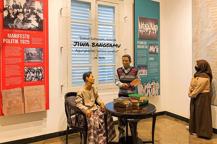 Pengunjung saat melihat tayangan mengenai sejarah kongres pemuda di Museum Sumpah Pemuda, Senen, Jakarta Pusat, Rabu (23/3/2022).