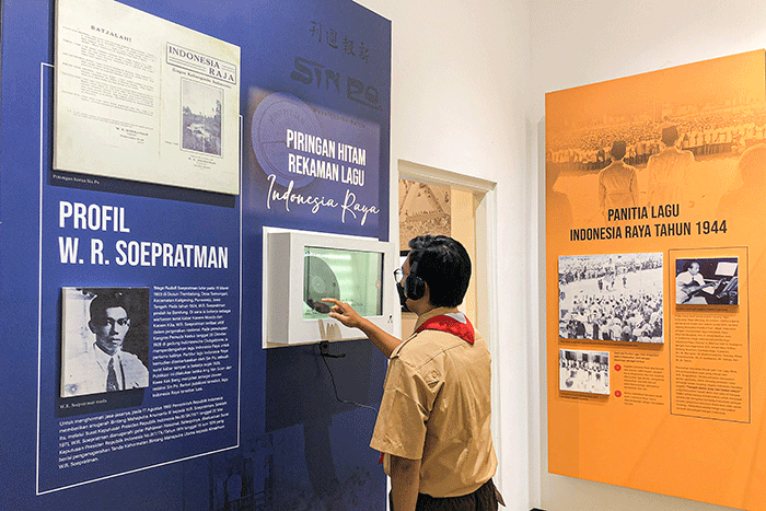 Pengunjung saat melihat tayangan mengenai sejarah kongres pemuda di Museum Sumpah Pemuda, Senen, Jakarta Pusat, Rabu (23/3/2022).
