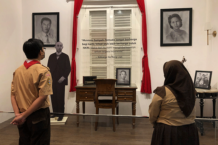 Pengunjung saat melihat tayangan mengenai sejarah kongres pemuda di Museum Sumpah Pemuda, Senen, Jakarta Pusat, Rabu (23/3/2022).