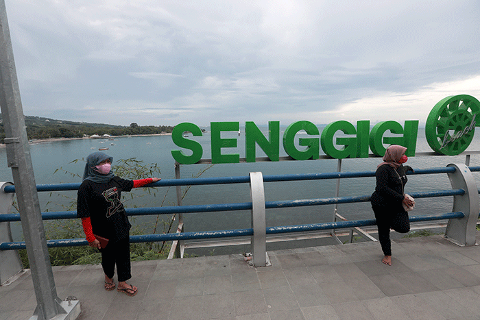 Wisatawan berfoto dengan suasana Pantai Senggigi di Lombok Barat, Nusa Tenggara Barat (NTB).