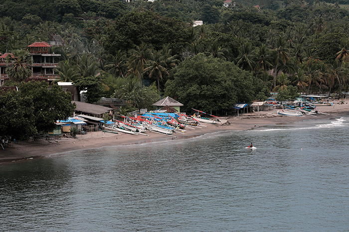 Wisatawan berfoto dengan suasana Pantai Senggigi di Lombok Barat, Nusa Tenggara Barat (NTB).