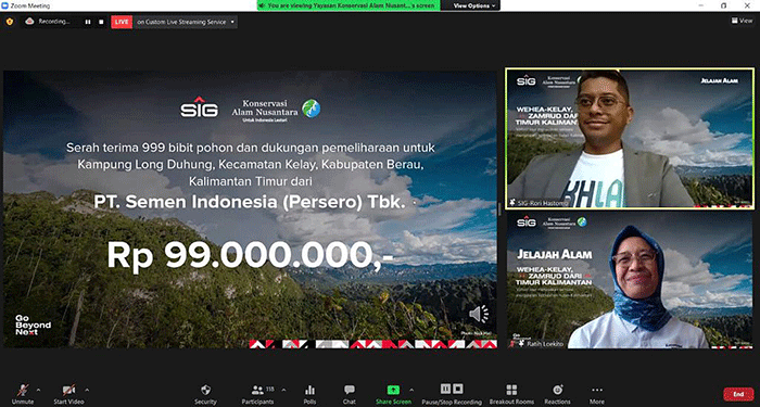 Penanaman pohon jati oleh petani green belt di lahan pascatambang batu kapur Pabrik Tuban, Jawa Timur.