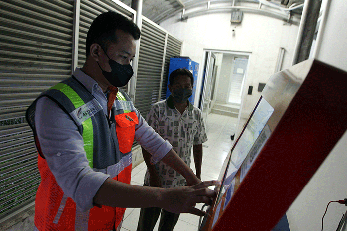 Petugas memberikan penjelasan kepada pengendara yang hendak mendownload struk digital di Gerbang Tol Subang, Tol Cikopo-Palimanan.