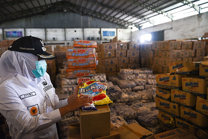 Wakil Wali Kota Palembang Fitriati Agustinda melakukan sidak bersama BB POM Palembang ke Gudang Penyimpanan Barang Indomarco.