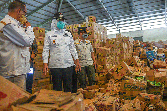 Wakil Wali Kota Palembang Fitriati Agustinda melakukan sidak bersama BB POM Palembang ke Gudang Penyimpanan Barang Indomarco.
