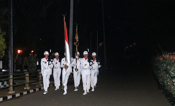 Suasana hening penuh khidmat mengiringi prosesi peringatan HUT ke-69 Yonif Raider 400/BR di depan Patung Motivasi Banteng Raiders.
