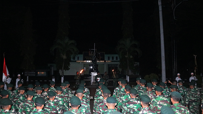 Suasana hening penuh khidmat mengiringi prosesi peringatan HUT ke-69 Yonif Raider 400/BR di depan Patung Motivasi Banteng Raiders.