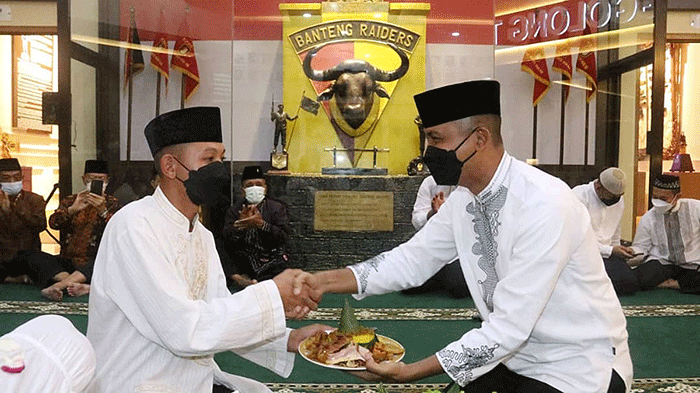 Suasana hening penuh khidmat mengiringi prosesi peringatan HUT ke-69 Yonif Raider 400/BR di depan Patung Motivasi Banteng Raiders.
