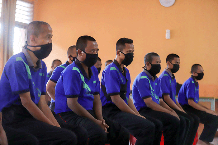 Petugas Disdukcapil melakukan perekaman E-KTP kepada Warga Binaan Sosial di Panti Sosial Bina Laras Harapan Sentosa 2 Budi Murni, Cipayung.