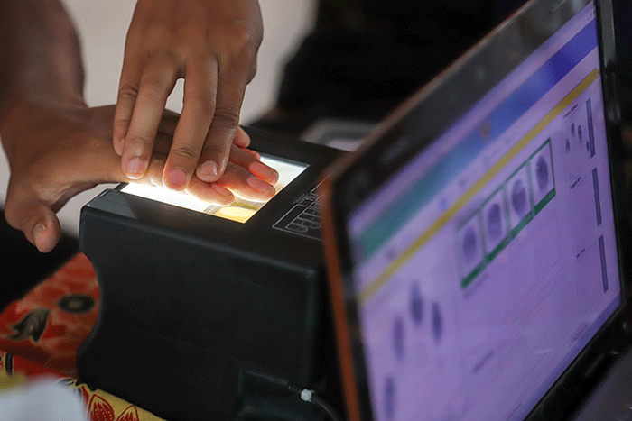 Petugas Disdukcapil melakukan perekaman E-KTP kepada Warga Binaan Sosial di Panti Sosial Bina Laras Harapan Sentosa 2 Budi Murni, Cipayung.
