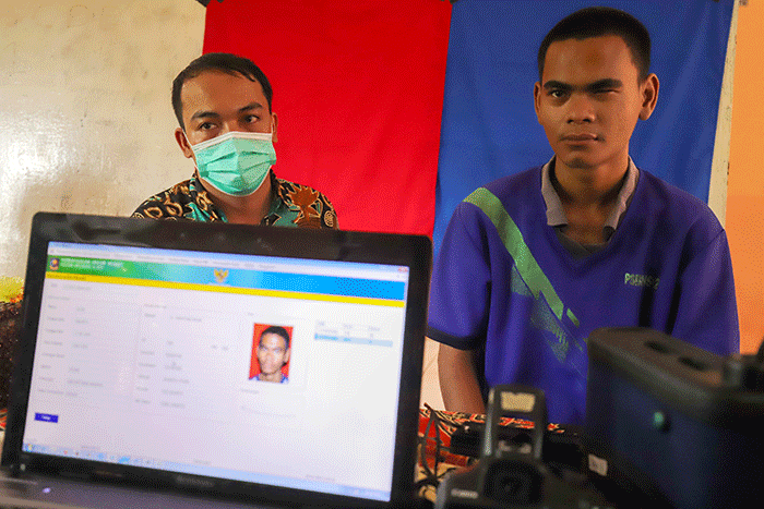 Petugas Disdukcapil melakukan perekaman E-KTP kepada Warga Binaan Sosial di Panti Sosial Bina Laras Harapan Sentosa 2 Budi Murni, Cipayung.