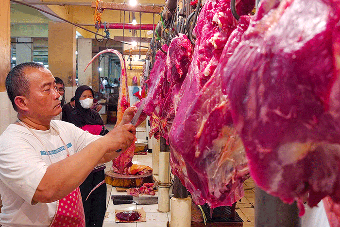 Suasana para pedagang daging di Pasar Kebayoran Lama, Jakarta Selatan, Rabu (23/3/2022).