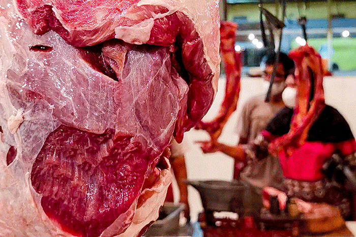 Suasana para pedagang daging di Pasar Kebayoran Lama, Jakarta Selatan, Rabu (23/3/2022).