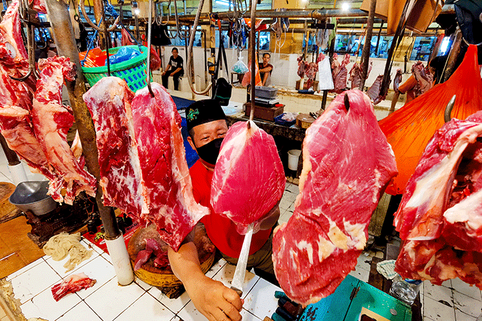 Suasana para pedagang daging di Pasar Kebayoran Lama, Jakarta Selatan, Rabu (23/3/2022).