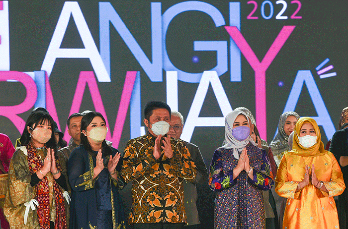 Pagelaran Pelangi Sriwijaya menampilkan rancangan desainer mengunakan kain khas Sumsel digelar di Hotel Aryaduta Palembang.