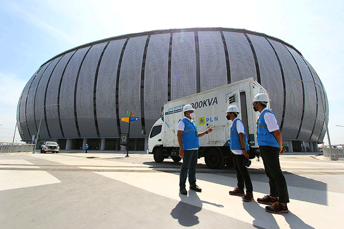 Pengecekan UPS kelistrikan Stadion Jakarta International Stadium (JIS) di Jakarta Utara, Kamis (24/3/2022).