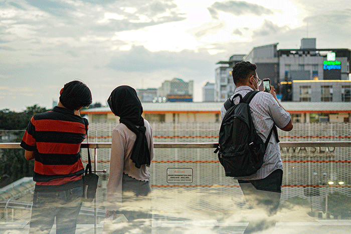 Pengunjung saat berswafoto dengan latar belakang gedung bertingkat di Skydeck Mal Sarinah, Jakarta Pusat, Rabu (23/3/2022).